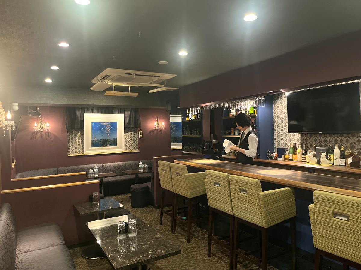 カウンターと店内
